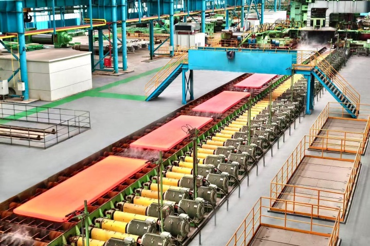 柳钢防城港基地热轧总厂3800mm宽厚板生产线正在轧制船用钢板 (1)