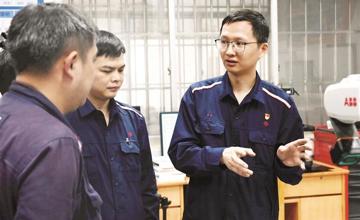 15年·磨一剑·一块钢 ——全国劳动模范、广西柳州钢铁集团有限公司电工技能专家周磊讲述为机器人注入“匠魂”的故事