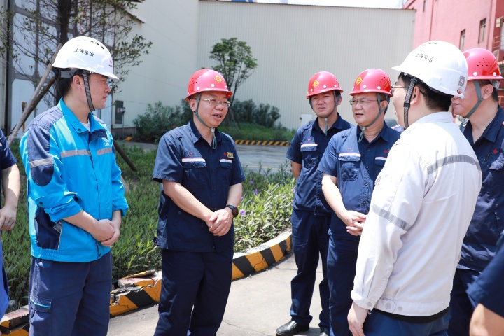 阎总调研港务中心料场（摄影：邹华勇） (1)