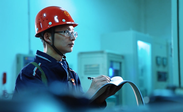 向钢城劳动者致敬